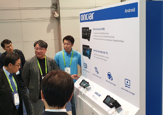 이병주 유브릿지 대표(왼쪽 세 번째)가 'CES 2019' 자사 부스에서 참관객들에게 커넥티드카 솔루션 '온카'(oncar)에 대해 설명하고 있다.   유브릿지 제공